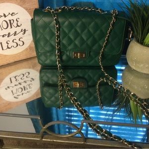 NWOT Green quilted purse. Excellent condition.